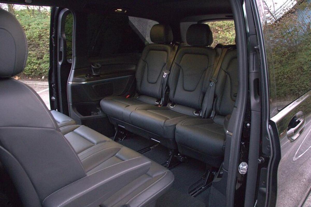 un sedile posteriore aperto di un minivan con i sedili posteriori chiusi