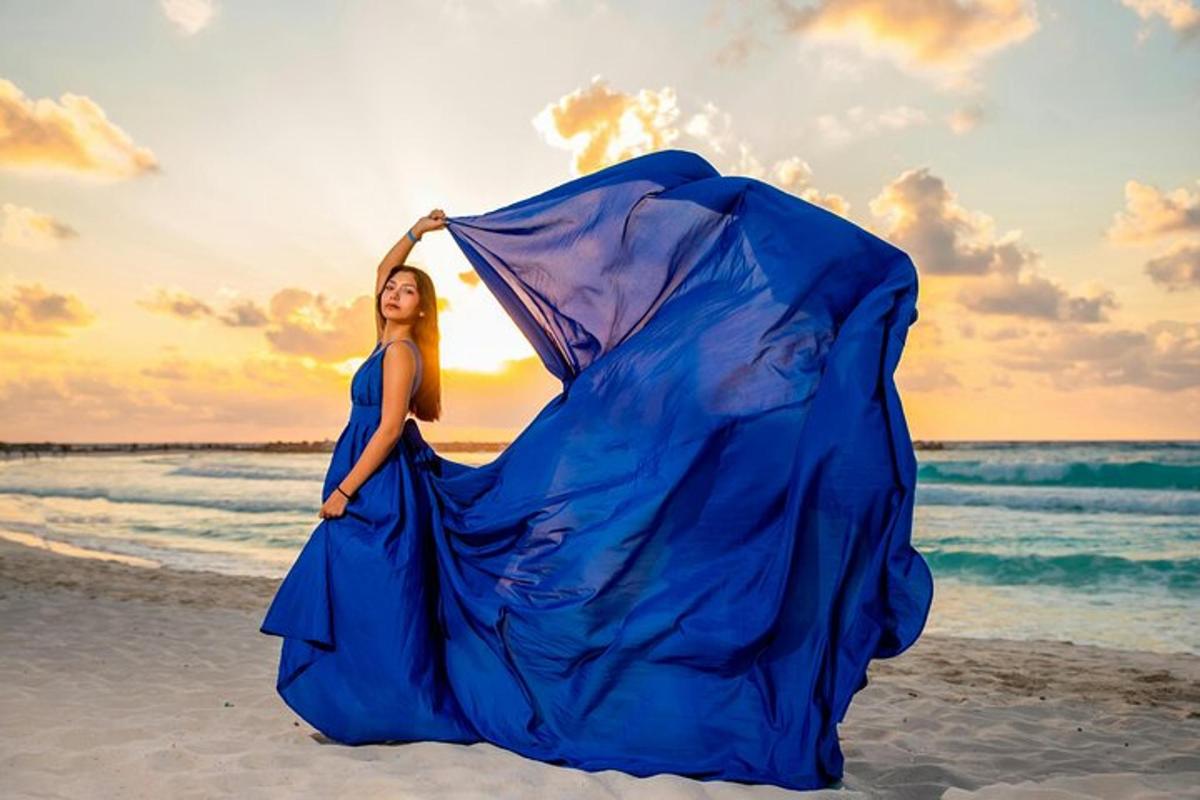 uma mulher de vestido azul em pé na praia