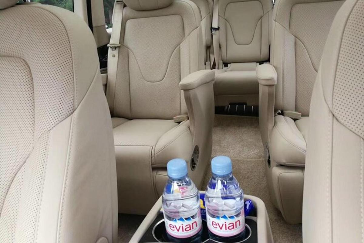 due bottiglie d'acqua sul sedile posteriore di un'auto