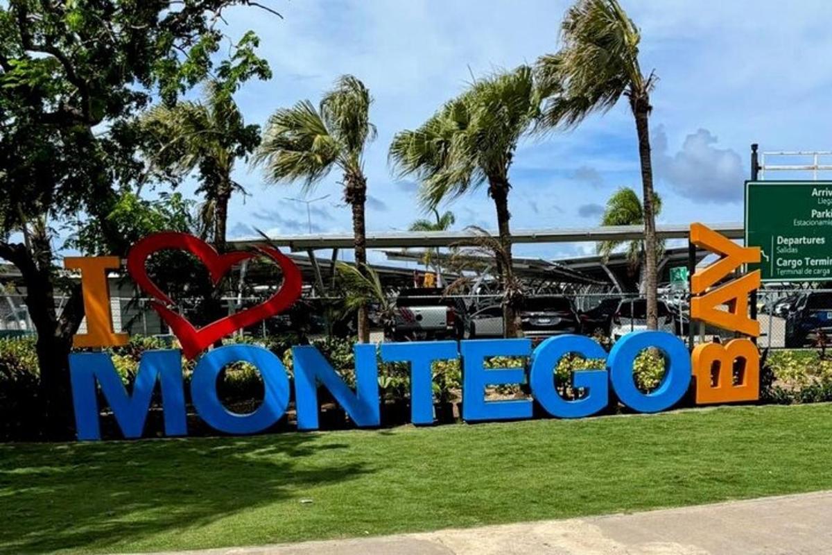un cartello che dice "amo Montoco" in un parco