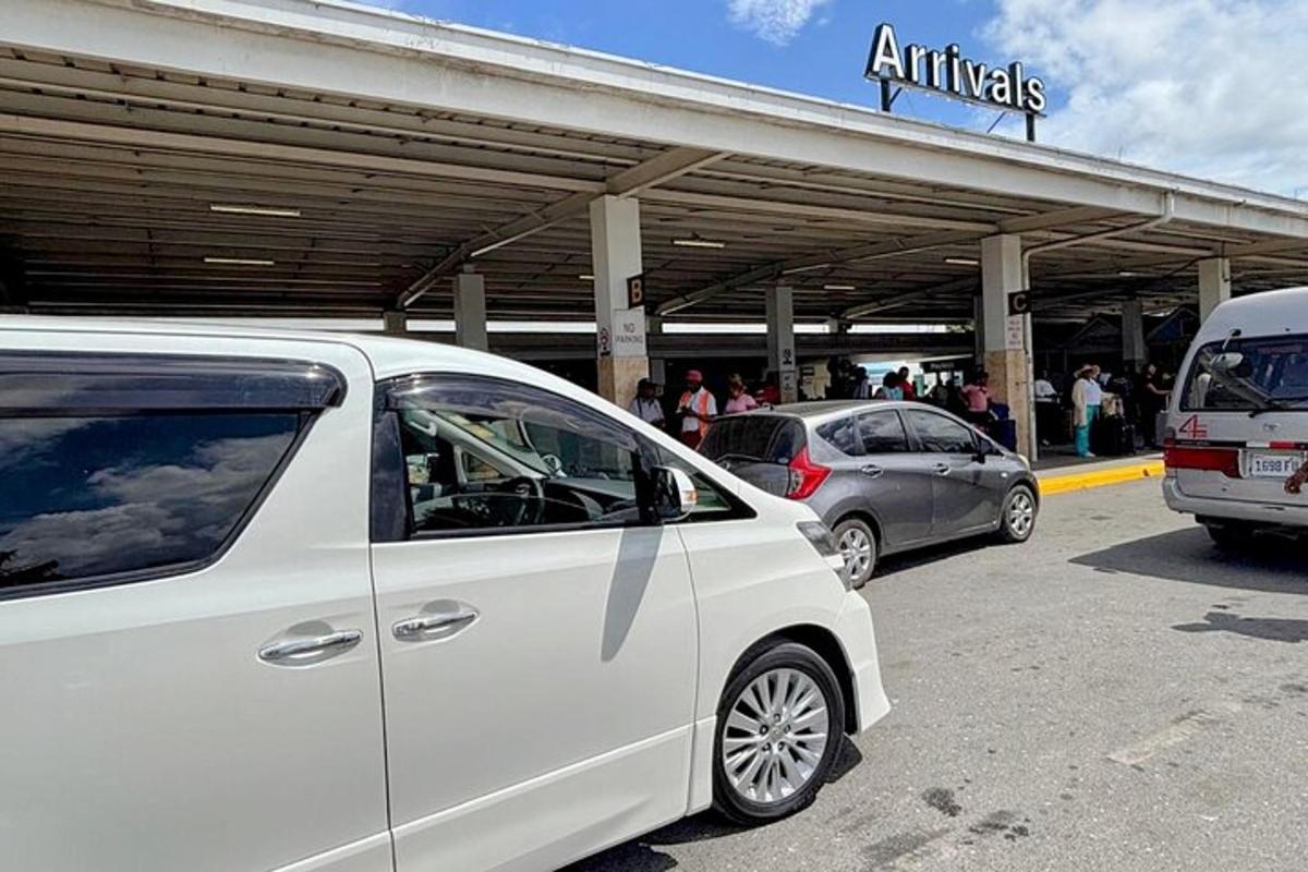bílé auto zaparkované před autosalonem