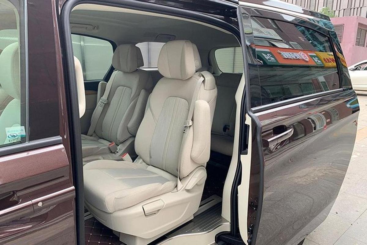 un retro scoperto di un minivan con le portiere aperte