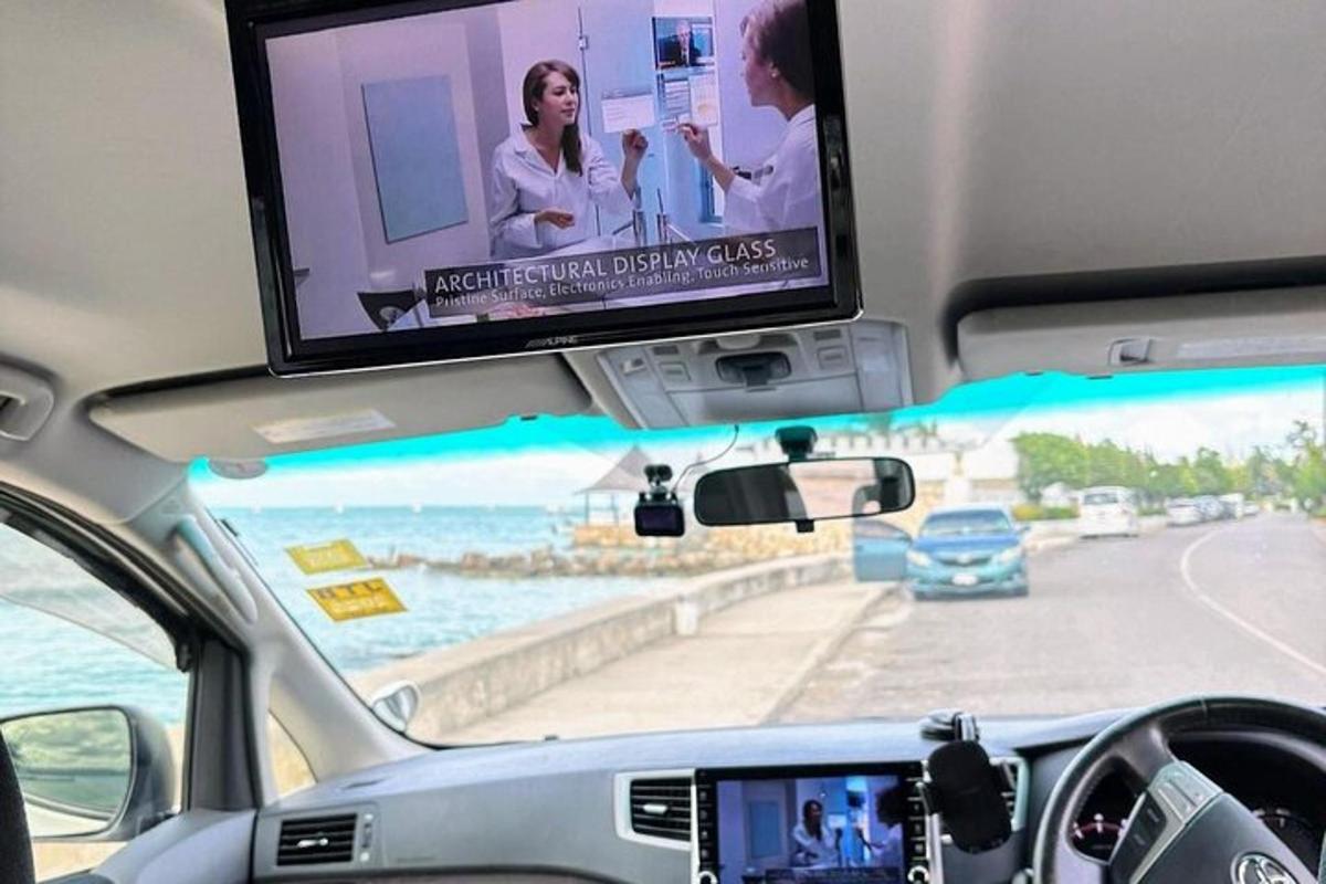 una vista di un'auto con un televisore sul cruscotto
