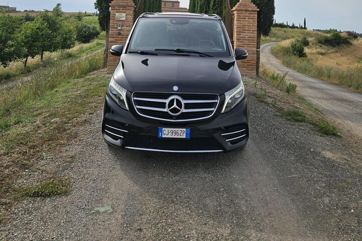 avtomobil mercedes benz parkiran na makadamski cesti