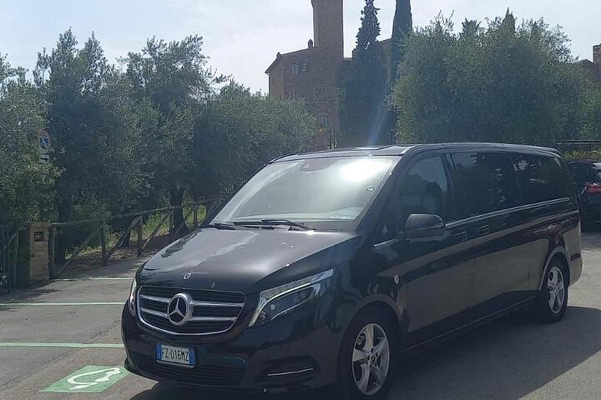 černé auto zaparkované na parkovišti