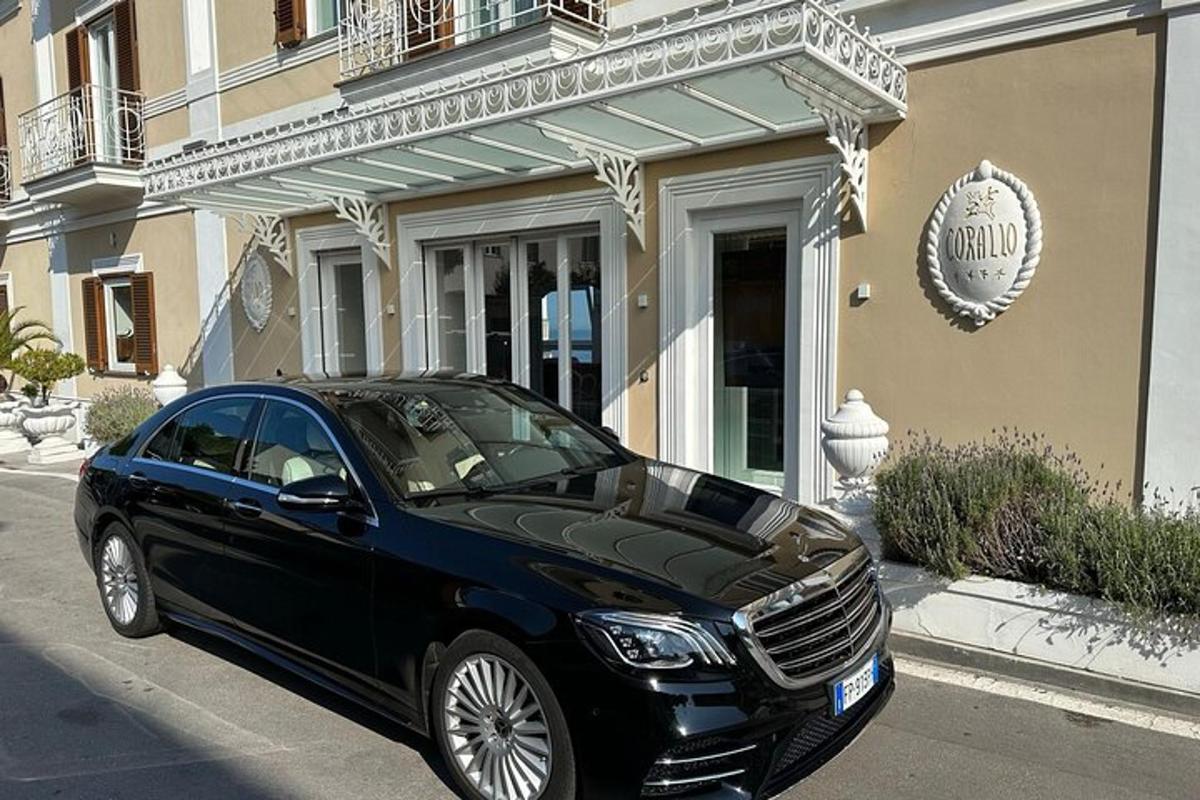 ein schwarzes Auto, das vor einem Gebäude geparkt ist