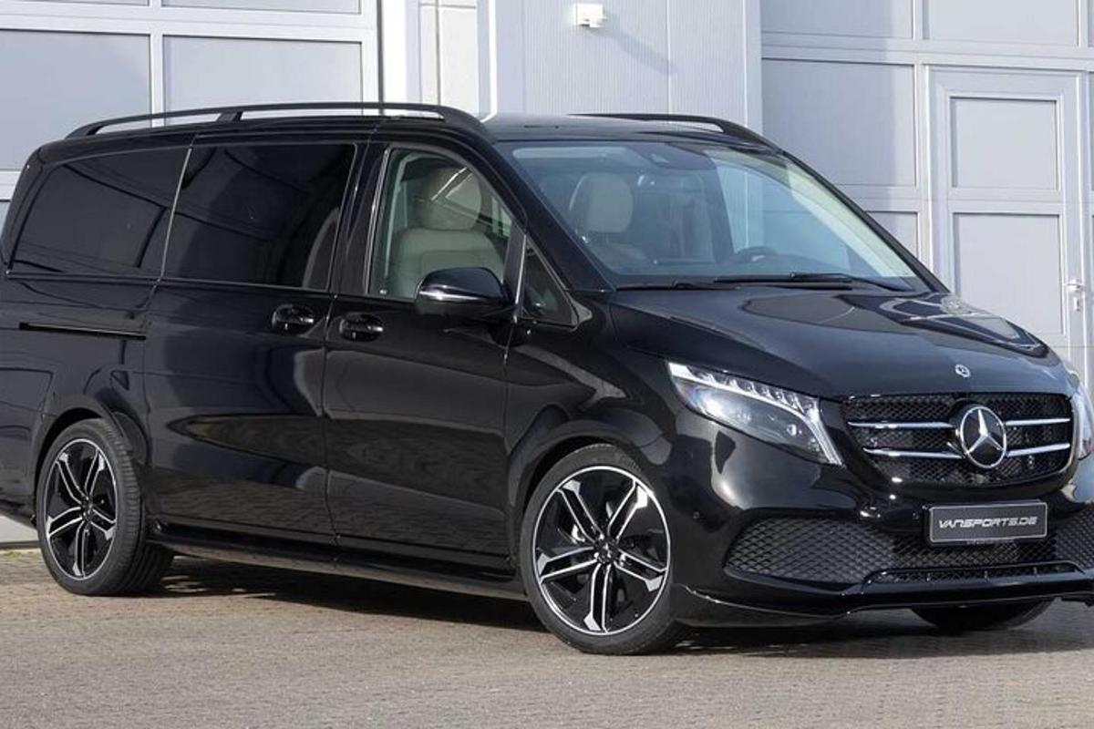 Una minivan Mercedes Benz negra estacionada en un garaje