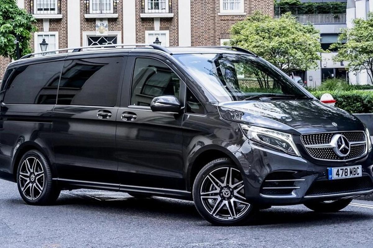 Černá dodávka Mercedes Benz zaparkovaná na parkovišti