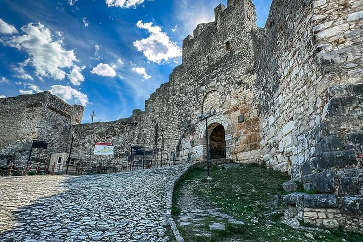 ένα μεγάλο πέτρινο κτίριο με πλακόστρωτο δρόμο