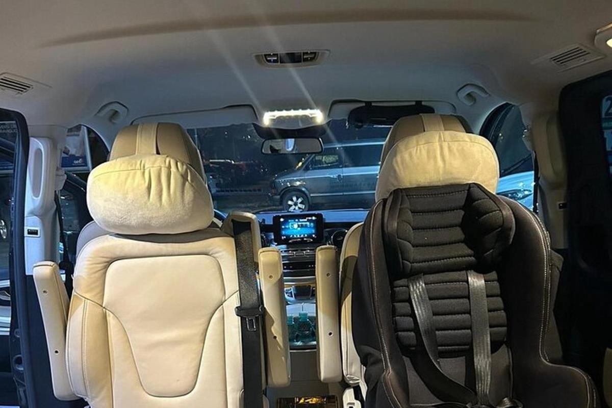 duas pessoas sentadas na parte de trás de uma van