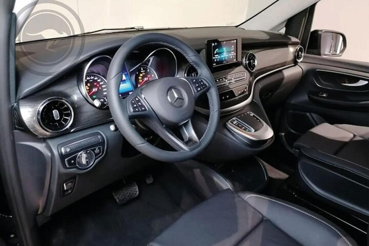 pogled na nadzornu ploču automobila