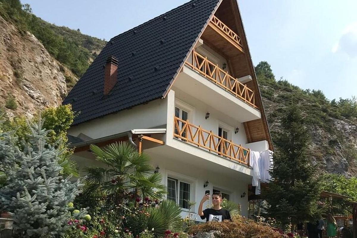 ένας άντρας που στέκεται μπροστά σε ένα σπίτι