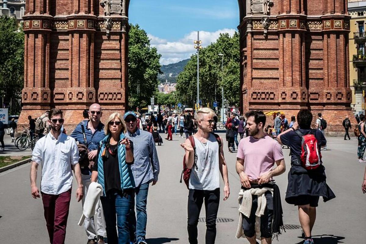 grupp inimesi kõnnib kellatorni ees