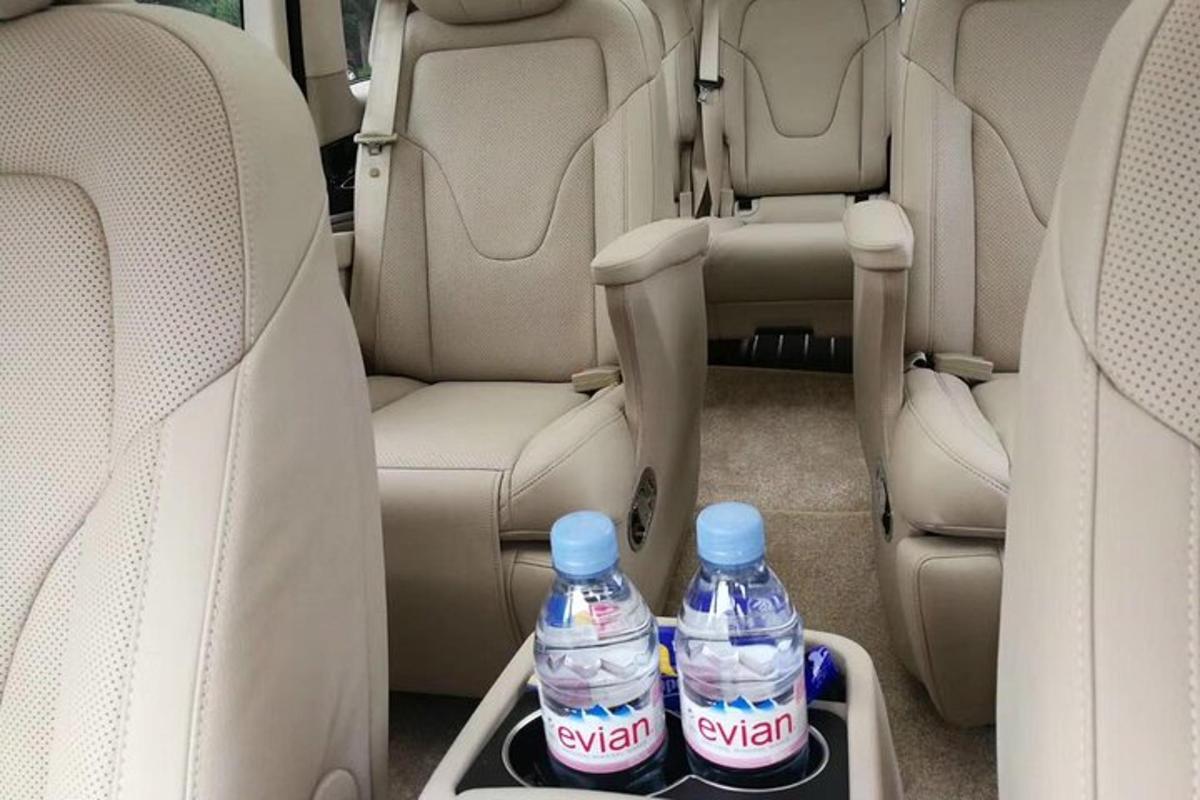 du buteliai vandens automobilio galinėje sėdynėje