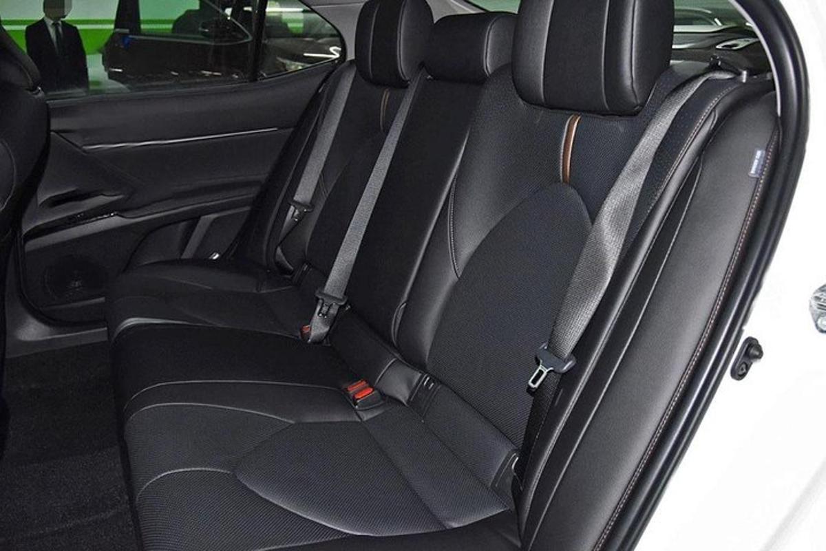 zadní sedadlo automobilu se sklopenými zadními sedadly