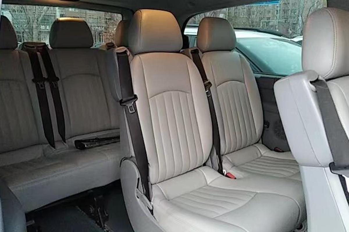 ein Rücksitz eines Autos mit umgeklappten Rücksitzen