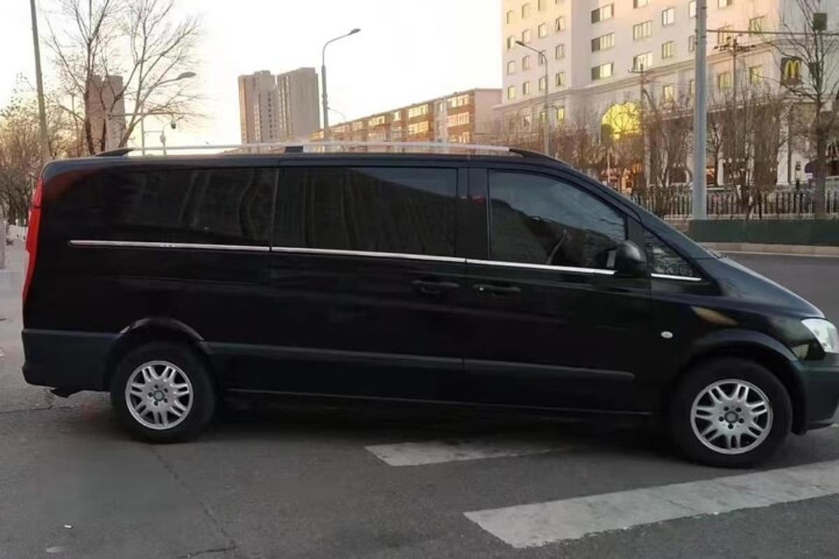 must kaubik pargitud parklasse