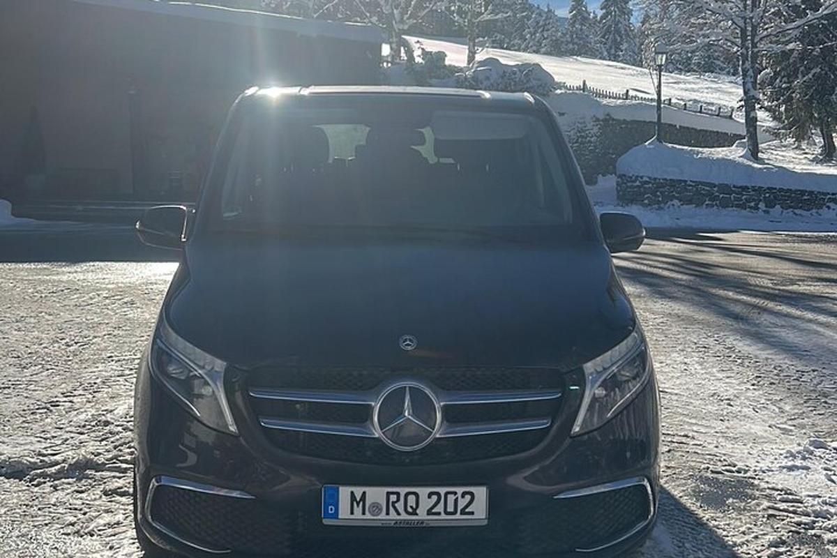 un cotxe negre aparcat en una carretera coberta de neu