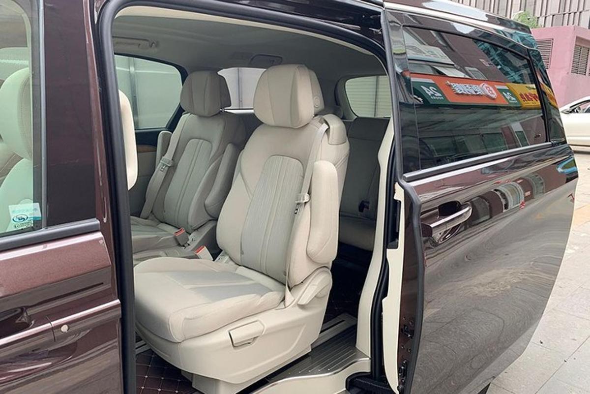 otevřená zadní část minivanu s otevřenými dveřmi