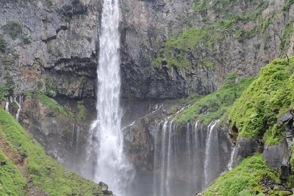 una cascata sul fianco di una montagna rocciosa