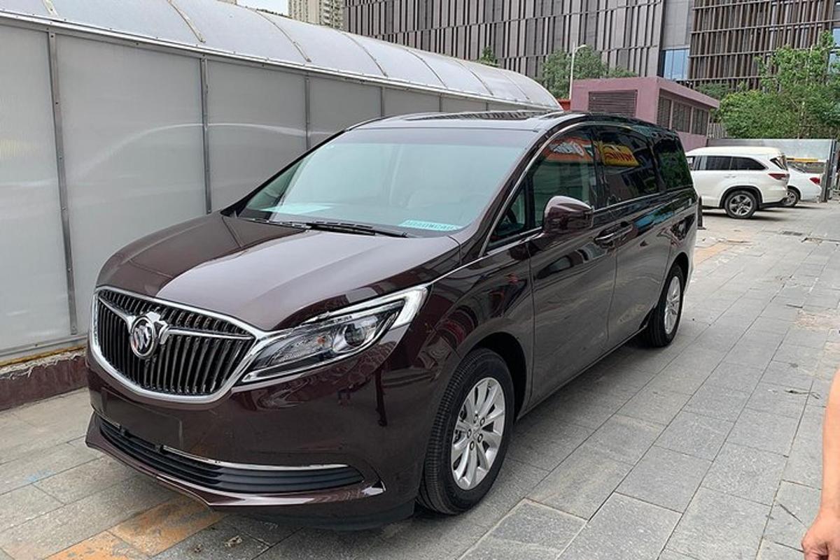 sebuah suv hitam diletakkan di tempat letak kereta