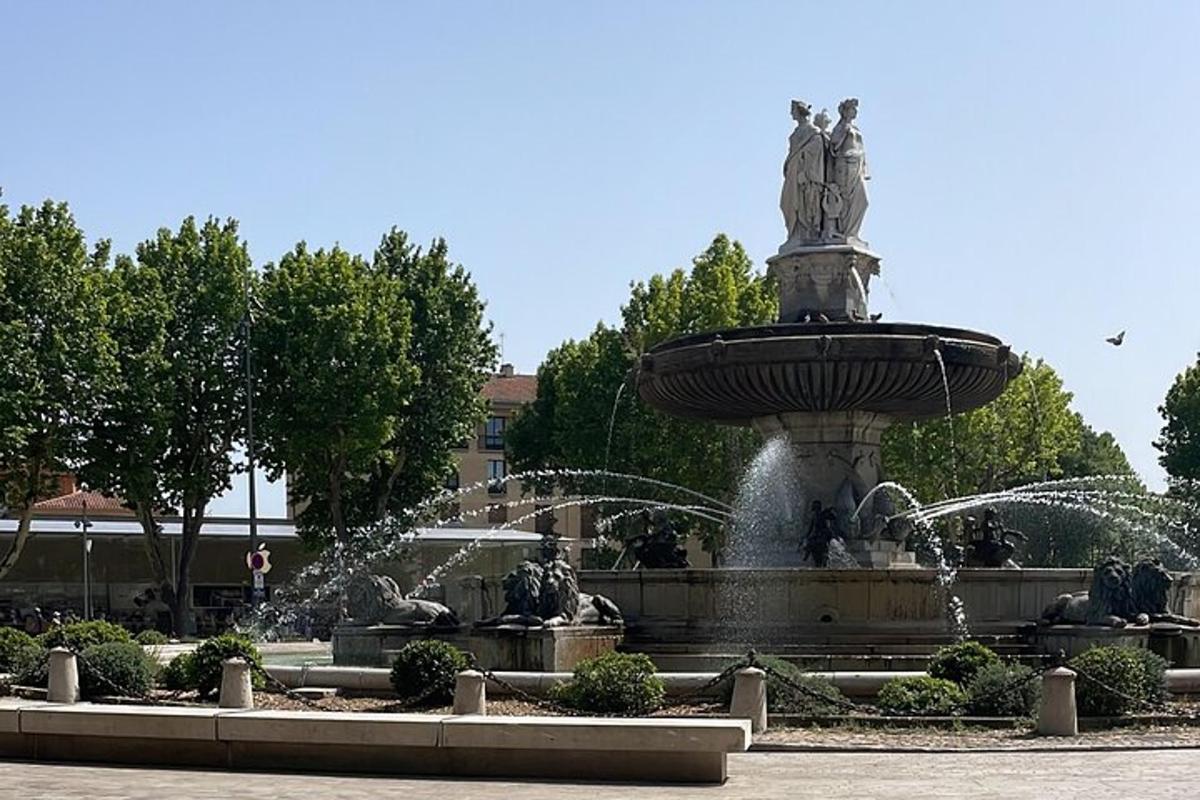 en fontene med en statue i en park