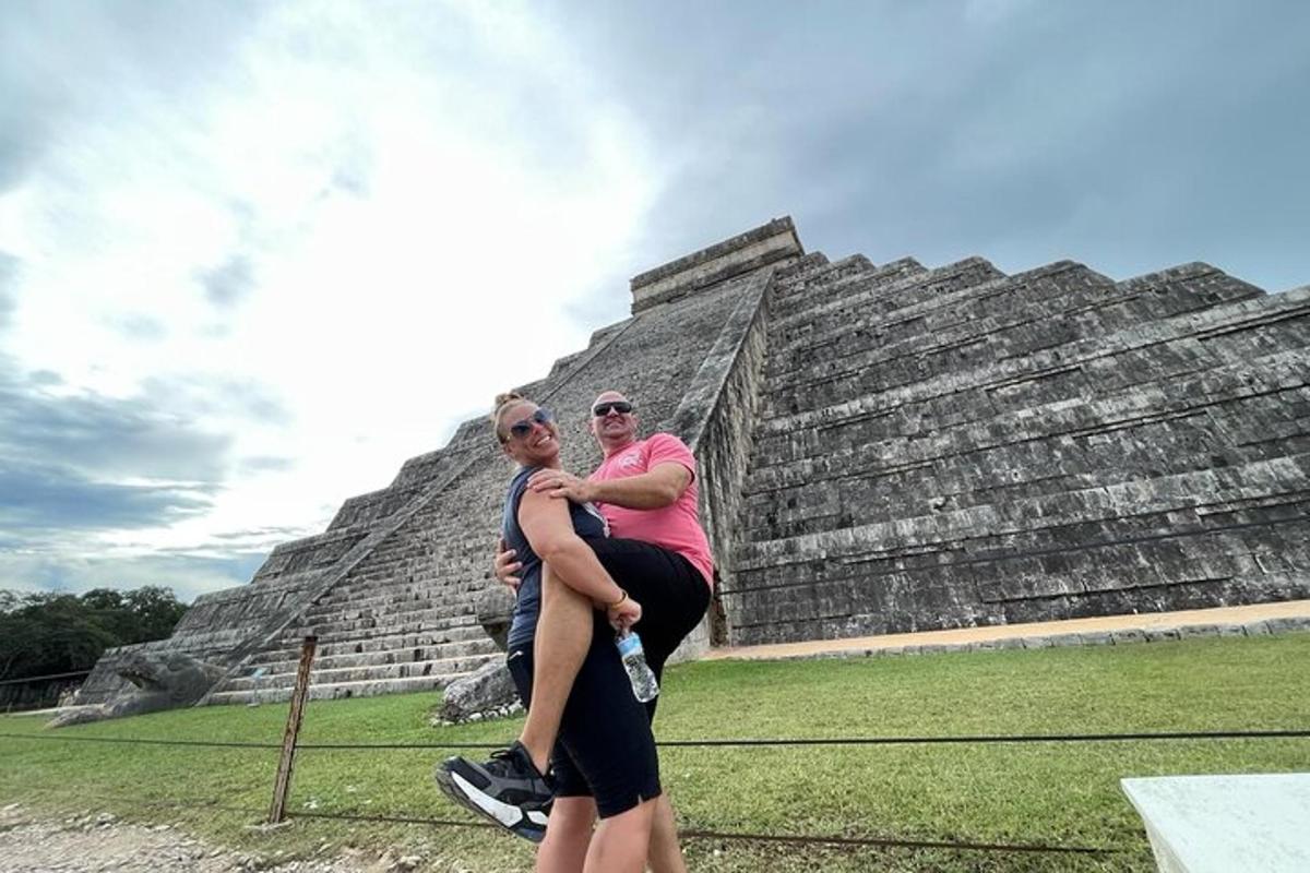 due persone in piedi davanti a una piramide