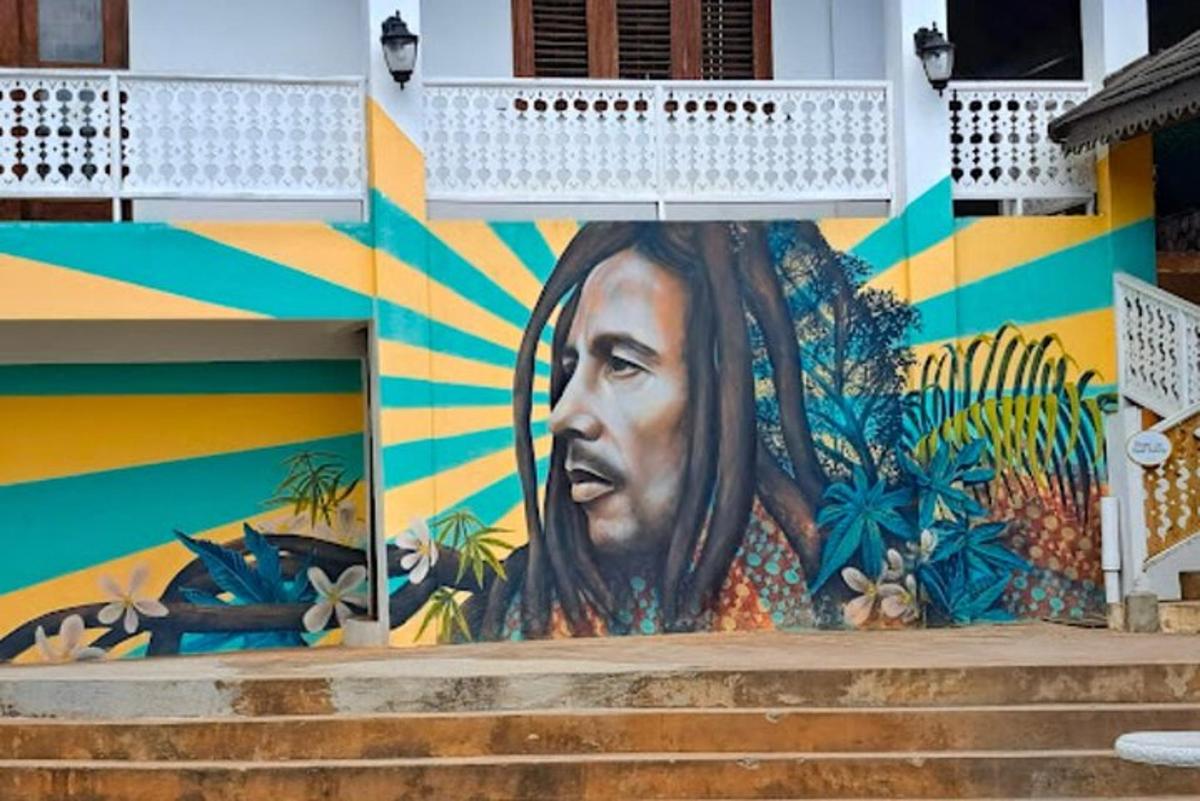 un murale di una donna sul lato di un edificio