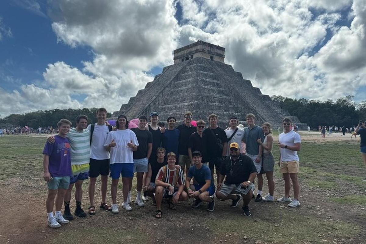 een groep mensen die poseren voor een piramide