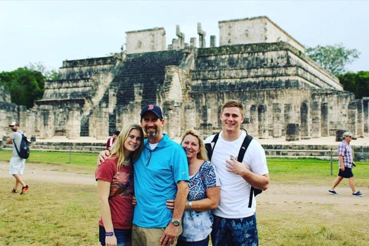 un gruppo di persone in piedi davanti a un castello