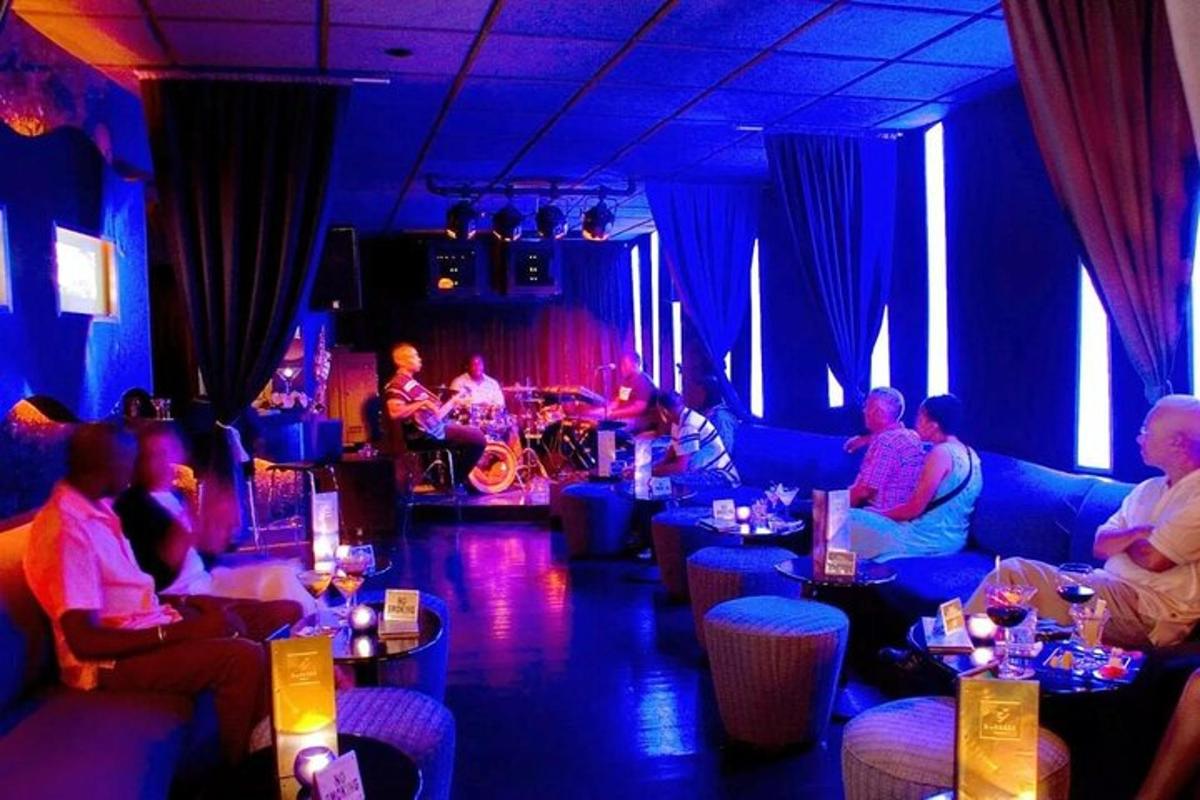 un gruppo di persone sedute in una stanza con illuminazione blu
