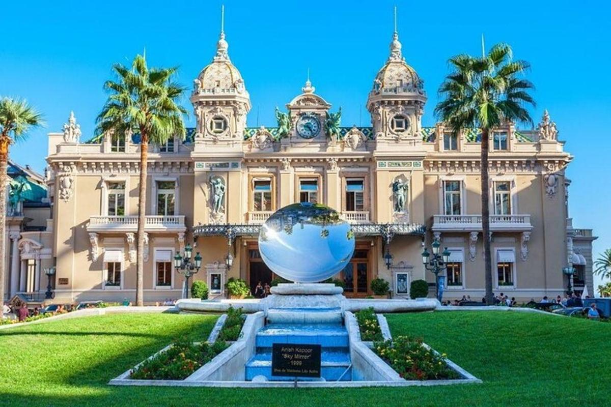 un grand bâtiment avec une boule blanche devant lui