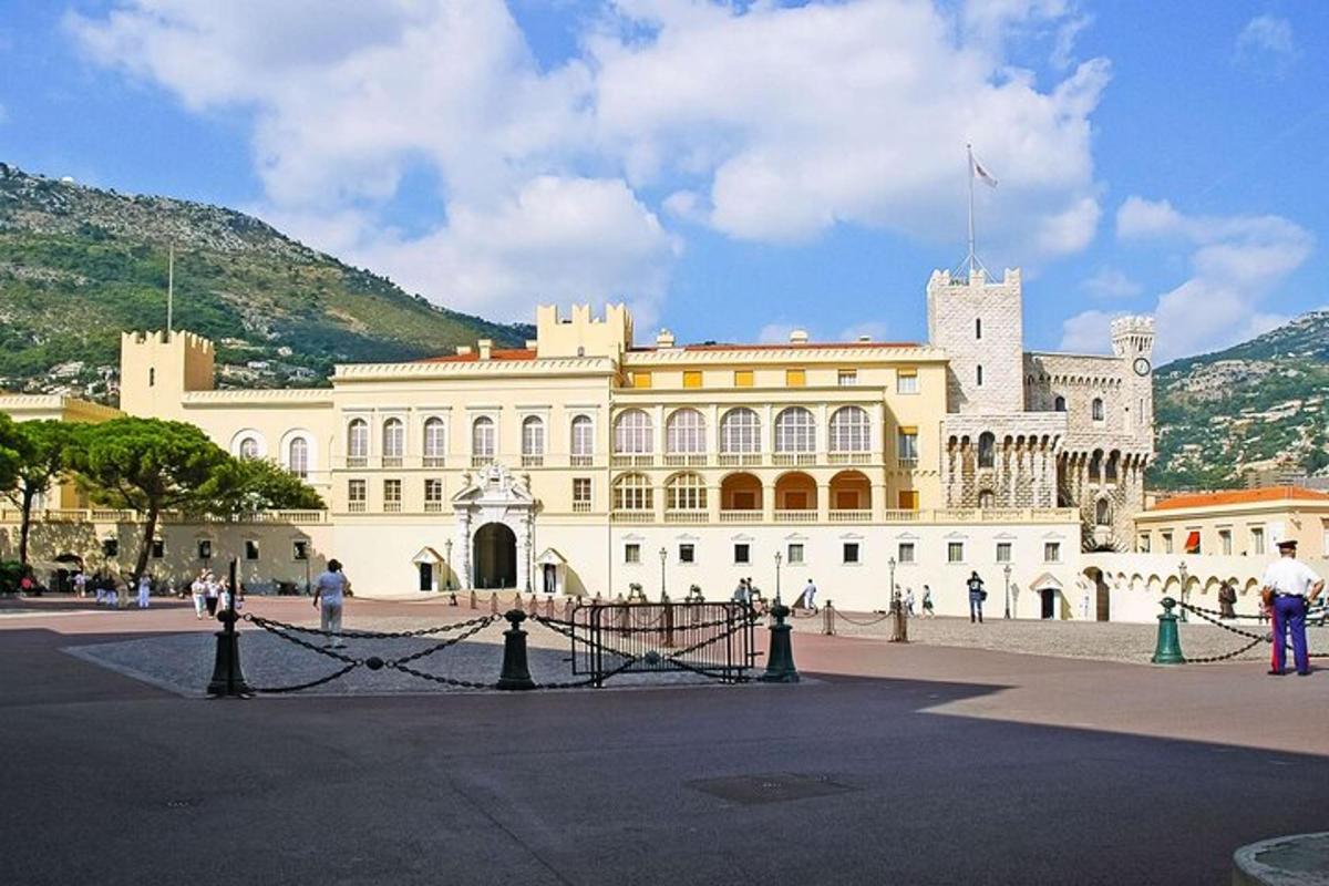 velika bela stavba z goro v ozadju