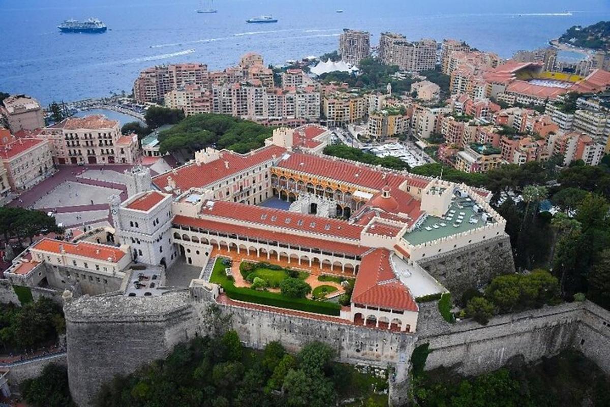una vista aèria d'un gran edifici amb un castell