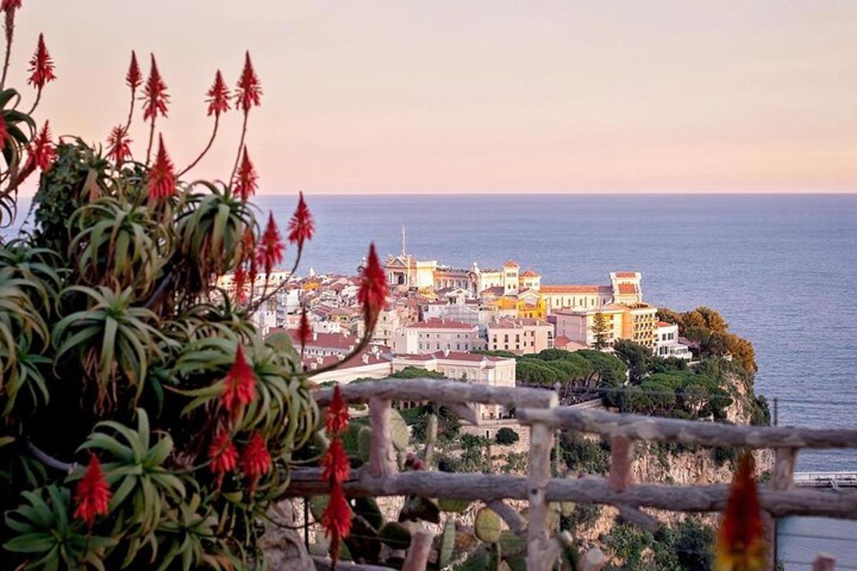 una vista d'un poble dalt d'un turó al costat de l'oceà