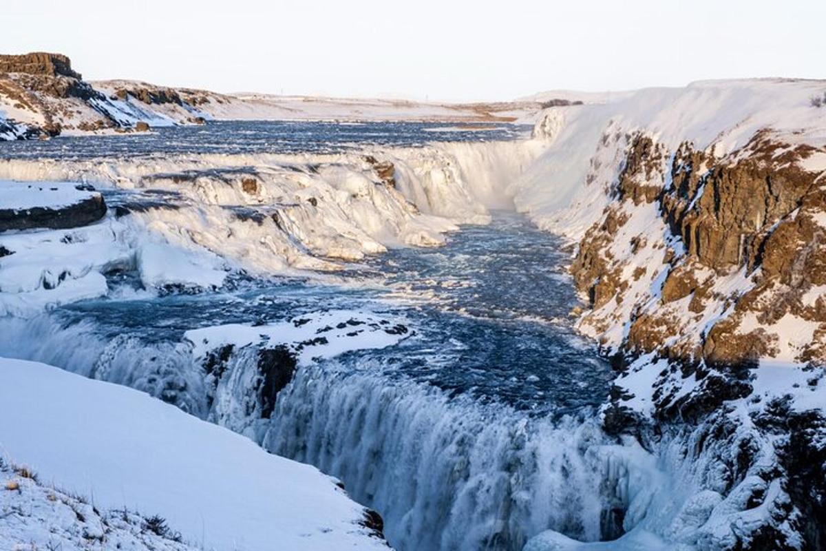 egy vízesés télen, hóval borítva