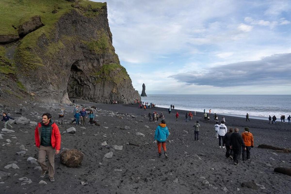 um grupo de pessoas caminhando na praia
