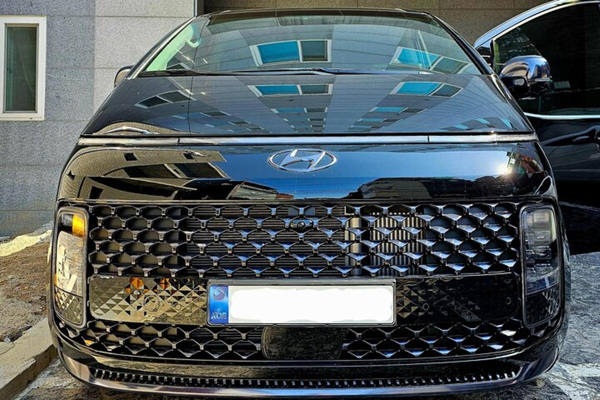 uma vista frontal de um carro estacionado em uma garagem