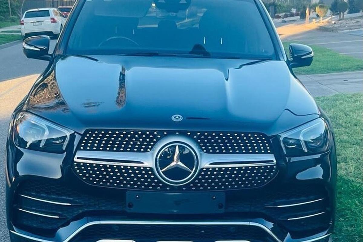 Вид спереду автомобіля Mercedes Benz