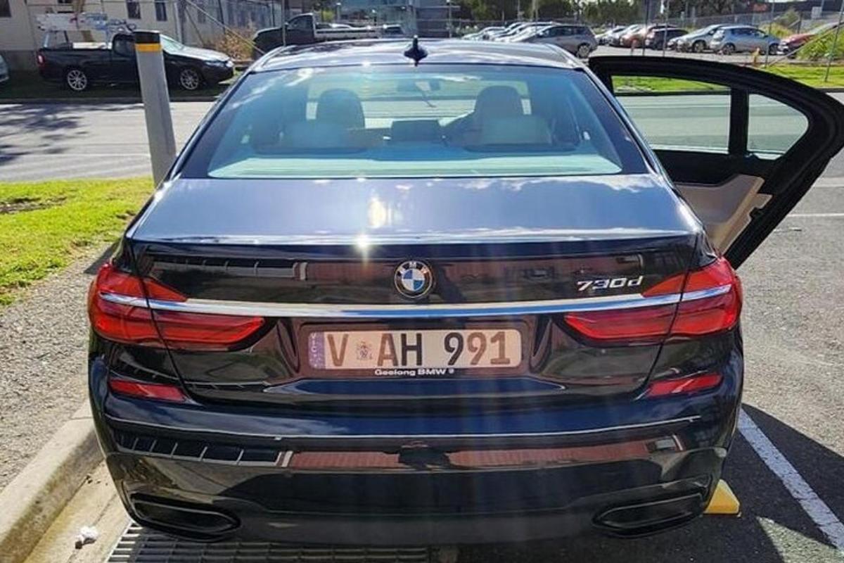 um carro estacionado em um estacionamento com a porta aberta