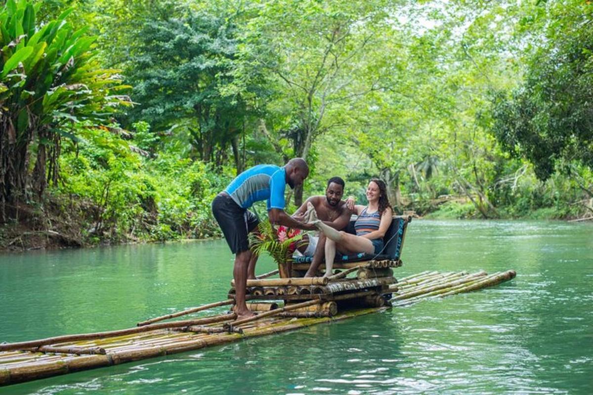 un gruppo di persone su una zattera di bambù in acqua