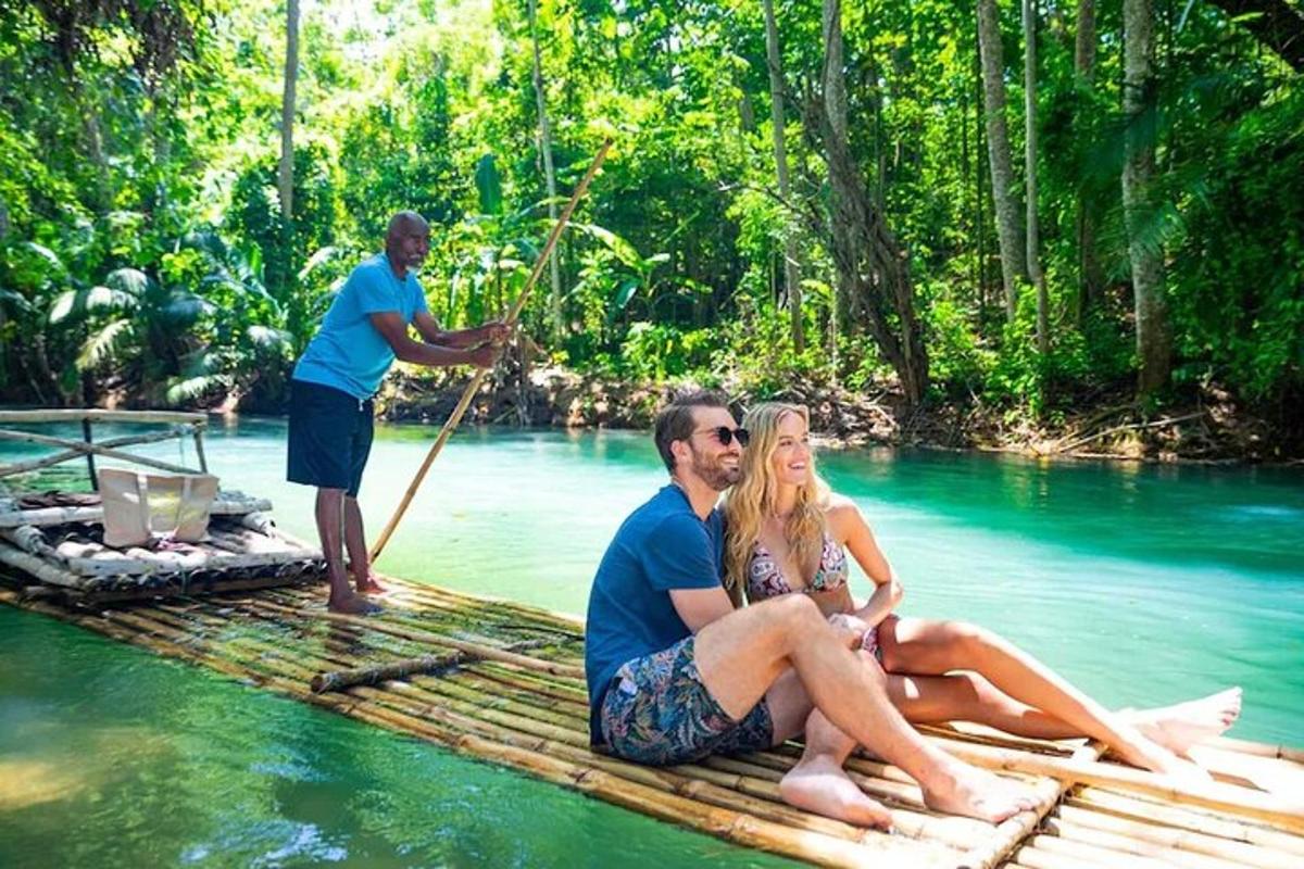 un gruppo di persone sedute su una zattera in acqua