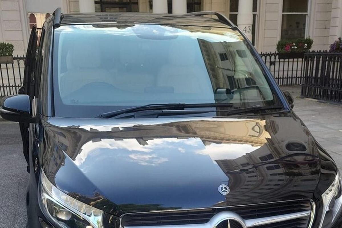 černé auto je zaparkované na parkovišti
