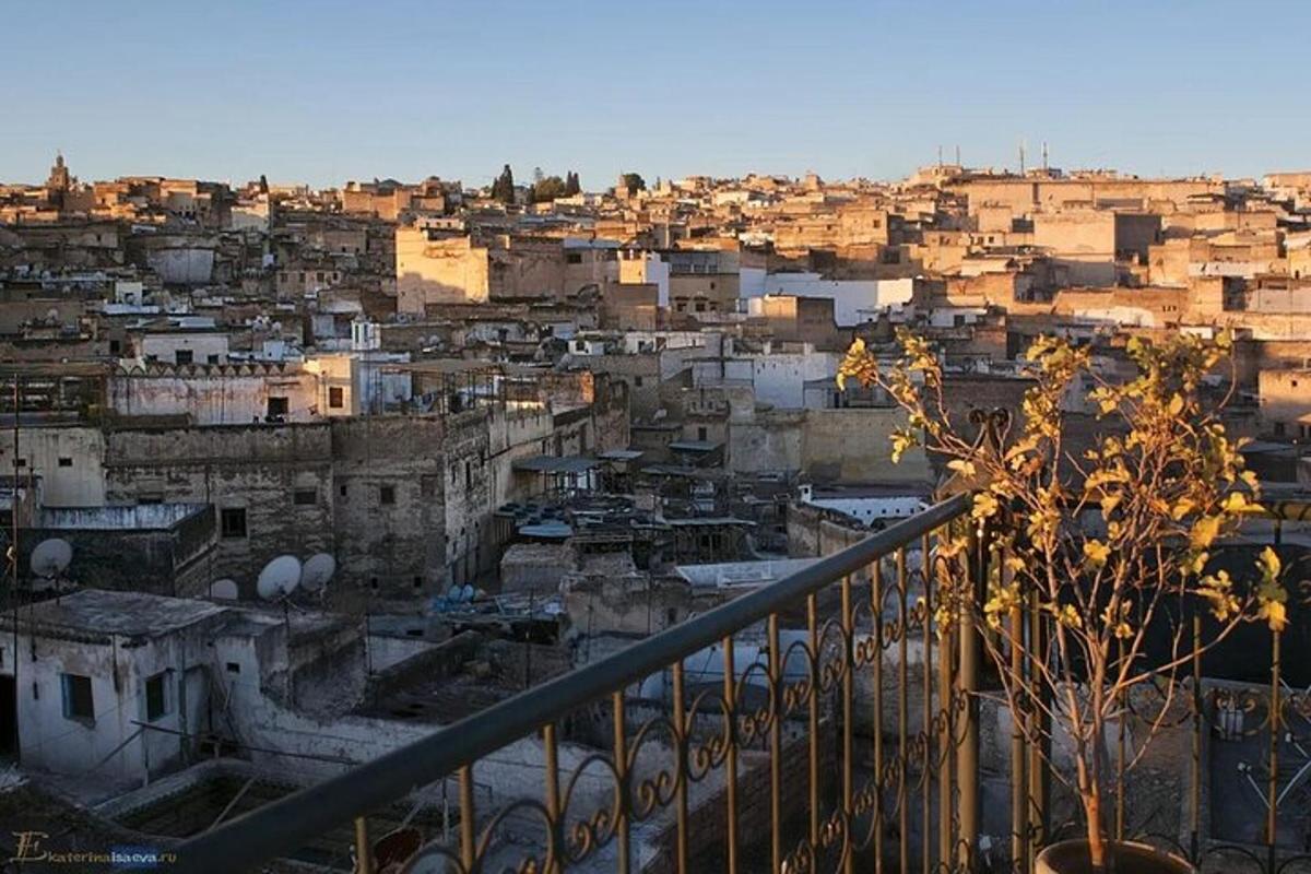 ein Blick auf eine Stadt von einem Balkon