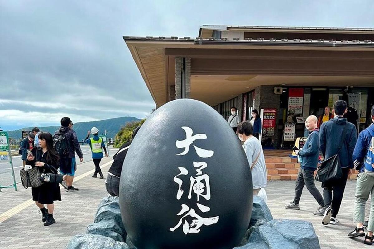 una escultura d'un ou amb escriptura asiàtica