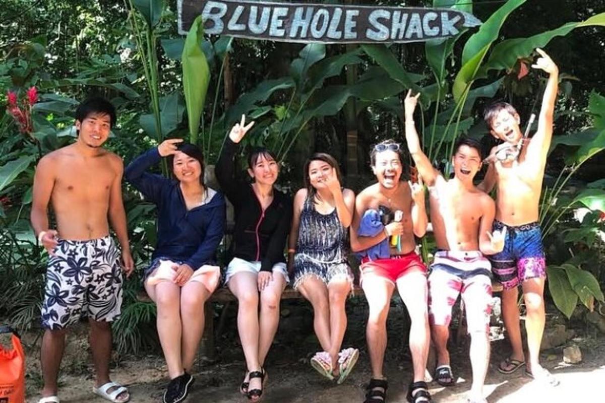 un gruppo di giovani in posa per una foto