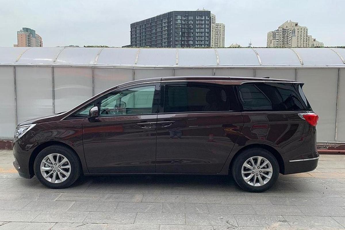 sebuah kereta hitam diletakkan di tempat letak kereta
