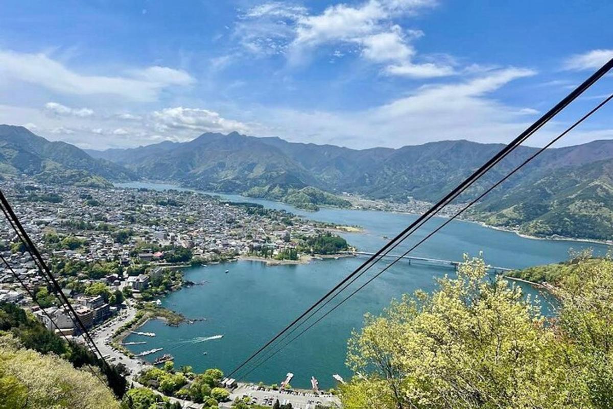 una vista d'una ciutat i un llac des d'una muntanya