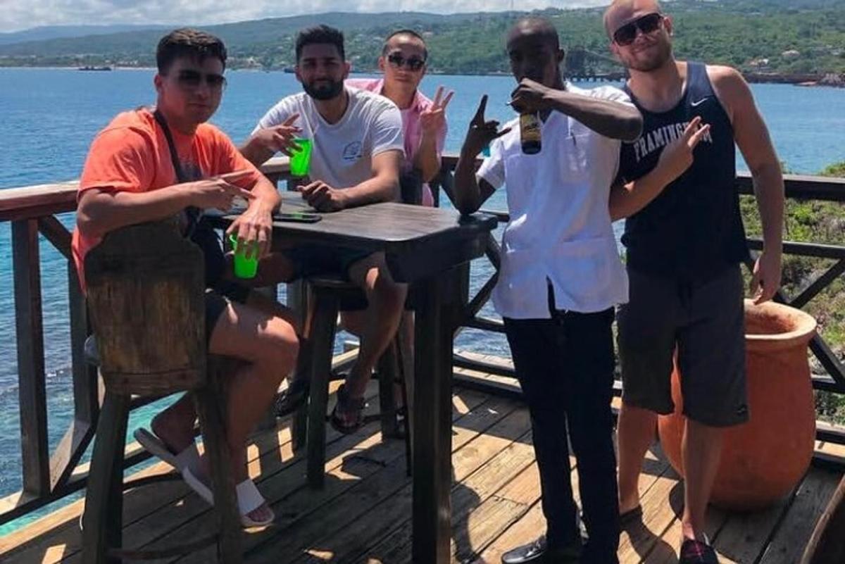 un gruppo di persone sedute a un tavolo con delle bevande