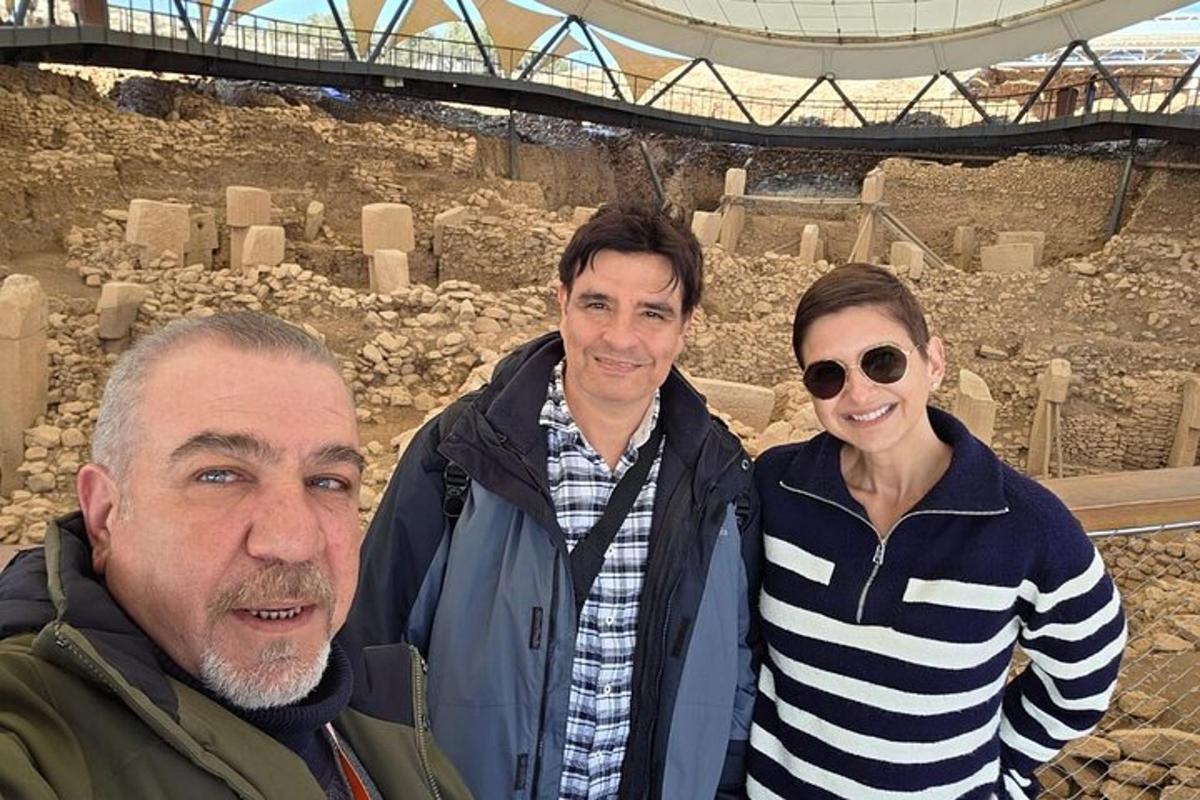 two men and a woman standing in front of aiseum